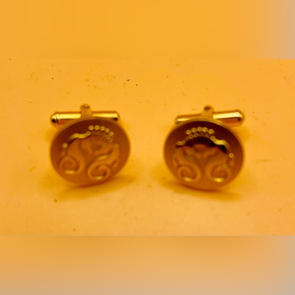 Gold-toned seahorse cufflinks - Picture 3 of 4